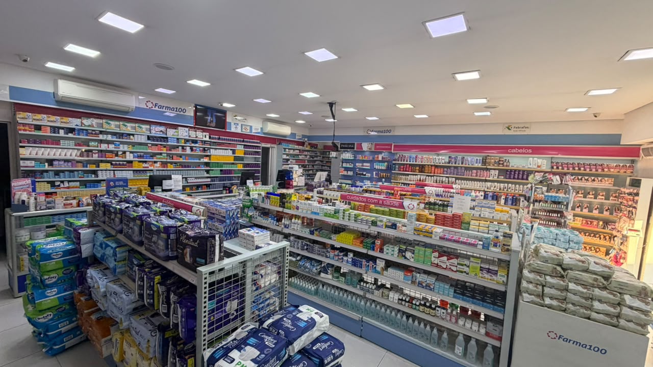 Interior da Farma100 Osasco com prateleiras de medicamentos e produtos